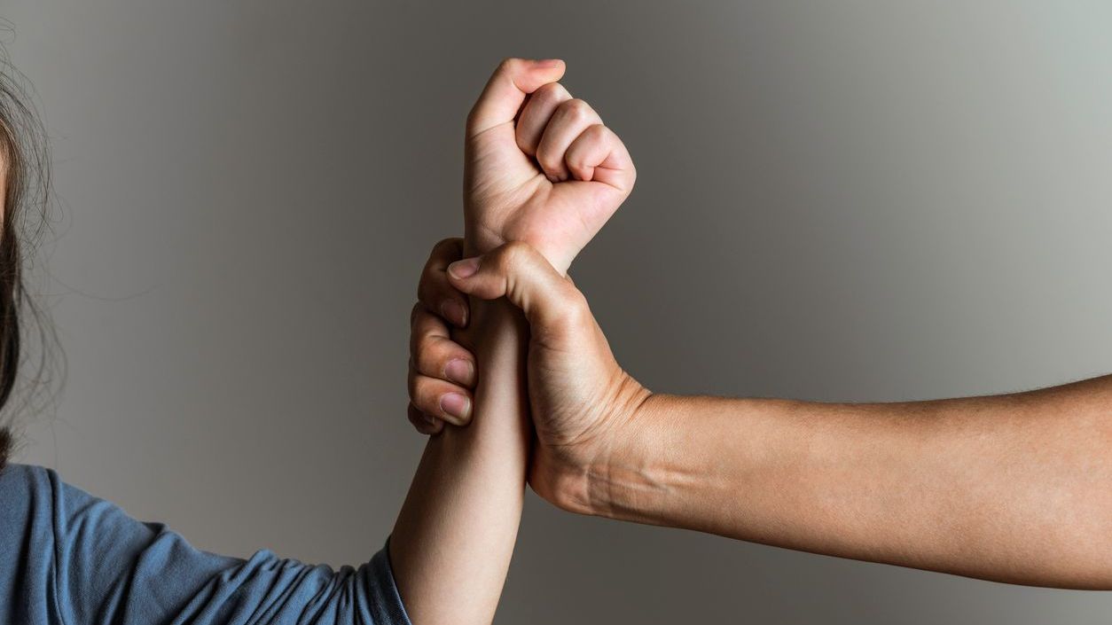 How Can Social Workers Help Domestic Violence Victims? Key Roles & Resources